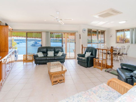 Seachange -Waterfront - Accommodation Gladstone 1