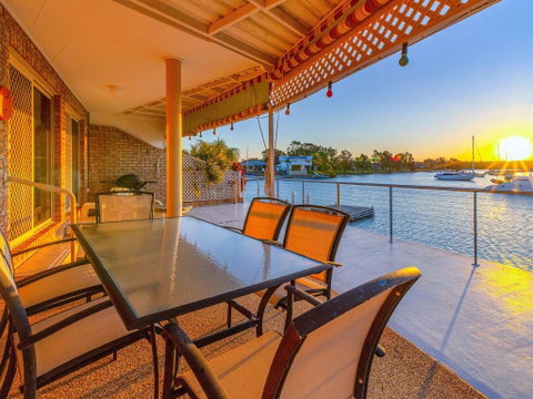 Seachange -Waterfront - Accommodation Gladstone 0
