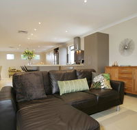 Seal 4 Bedroom House by Shoalwater Executive Homes - Accommodation Gladstone