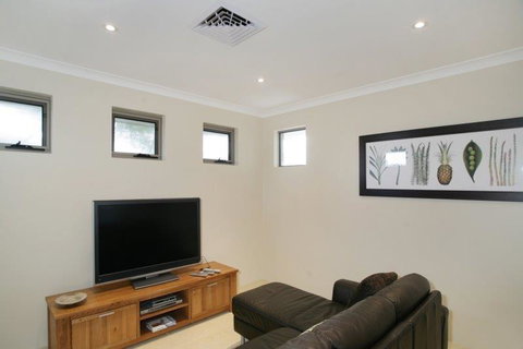 Seal 4 Bedroom House By Shoalwater Executive Homes - Accommodation Gladstone 2