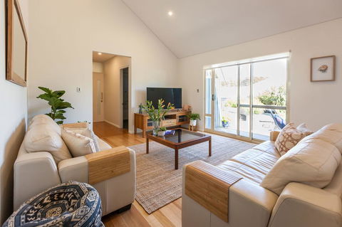 Seaside Apartment - Accommodation Gladstone 2
