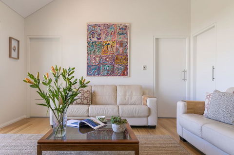 Seaside Apartment - Accommodation Gladstone 1