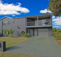 Seaside Escape - at Jones Beach swimming pool - Accommodation Gladstone