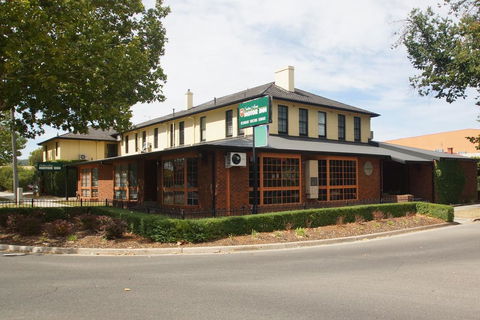 Seaton Arms Motor Inn - Accommodation Gladstone 0
