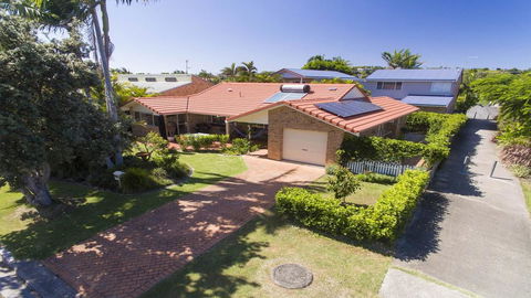 SECRET GARDEN - WiFi - Netflix - Pet Friendly - Accommodation Gladstone 0