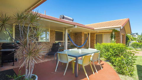 SECRET GARDEN - WiFi - Netflix - Pet Friendly - Accommodation Gladstone 3