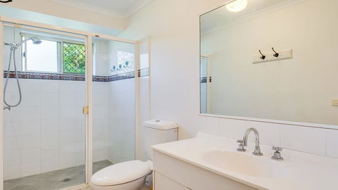 SECRET GARDEN - WiFi - Netflix - Pet Friendly - Accommodation Gladstone 1
