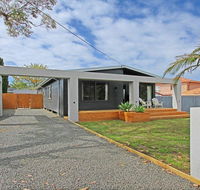 Shady Palms - modern beach house with studio - Accommodation Gladstone