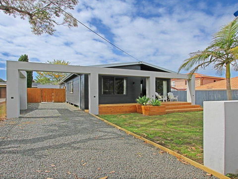 Shady Palms - Modern Beach House With Studio - Accommodation Gladstone 0
