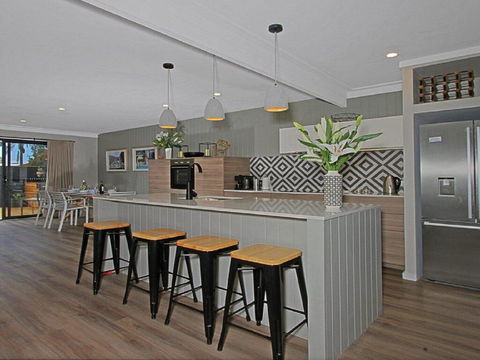 Shady Palms - Modern Beach House With Studio - Accommodation Gladstone 2