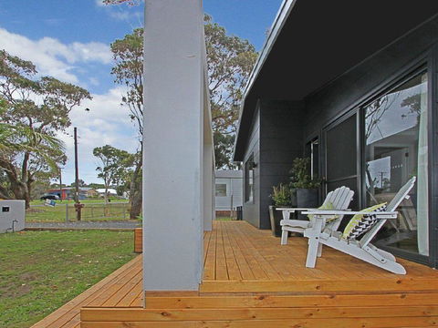 Shady Palms - Modern Beach House With Studio - Accommodation Gladstone 1