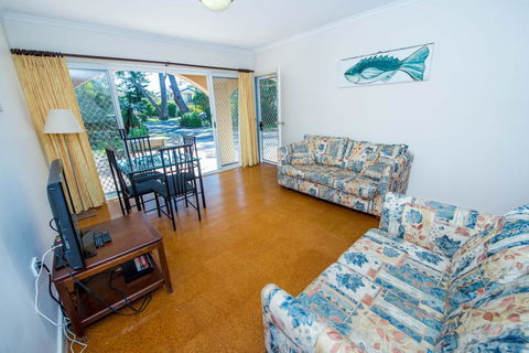 Shoal Bay Avenue, Unit 2/7 - Accommodation Gladstone 1