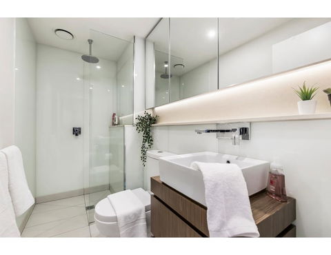 Shop Til You Drop At Sleek Unit In Hip Area - Accommodation Gladstone 3