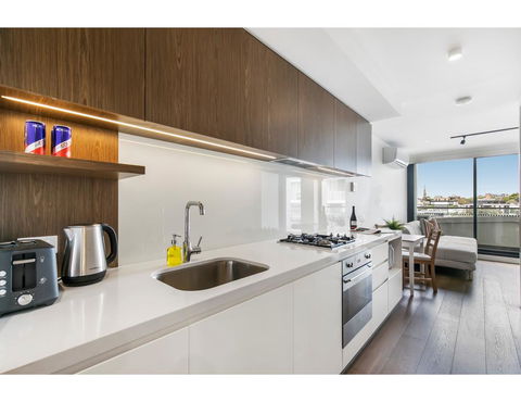 Shop Til You Drop At Sleek Unit In Hip Area - Accommodation Gladstone 2