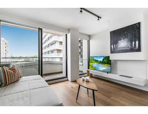 Shop Til You Drop At Sleek Unit In Hip Area - Accommodation Gladstone 0