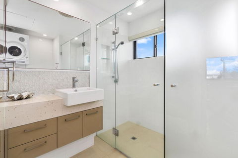 Shoreline Nine Penthouse With Ocean Views - Accommodation Gladstone 2