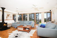 Shores - Pet-Friendly - 1 Min Walk to Beach