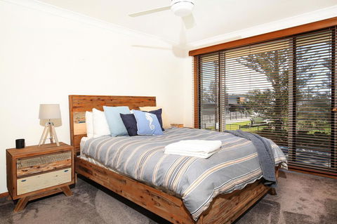 Shores - Pet-Friendly - 1 Min Walk To Beach - Accommodation Gladstone 3