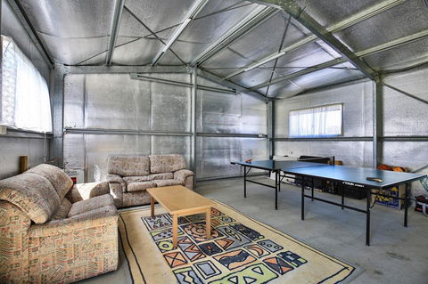 Shores - Pet-Friendly - 1 Min Walk To Beach - Accommodation Gladstone 2