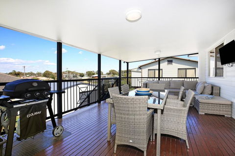 Shores - Pet-Friendly - 1 Min Walk To Beach - Accommodation Gladstone 1