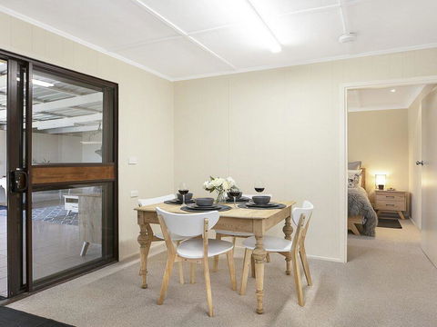 Silky Oak Cottage - Cosy With Country Views - Accommodation Gladstone 3