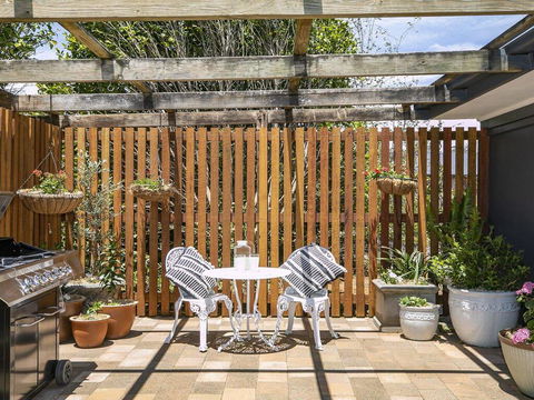 Silky Oak Cottage - Cosy With Country Views - Accommodation Gladstone 1