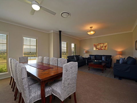 Silver Springs Estate 4br House + 6br House With Wifi, Pool. Fireplace, Views, Olives And Space - Accommodation Gladstone 3