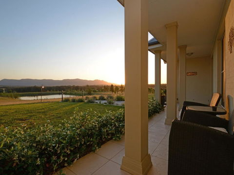 Silver Springs Estate 4br House + 6br House With Wifi, Pool. Fireplace, Views, Olives And Space - Accommodation Gladstone 1