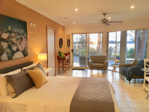 SilverWaters Waterfront Accommodation - Accommodation Gladstone 1