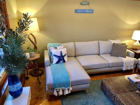 Sinnamon's By The Sea - Accommodation Gladstone 2