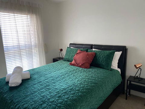 SKY GARDENS SUNSET RIVER VIEW NETFLIX WINE PARKING - Accommodation Gladstone 2