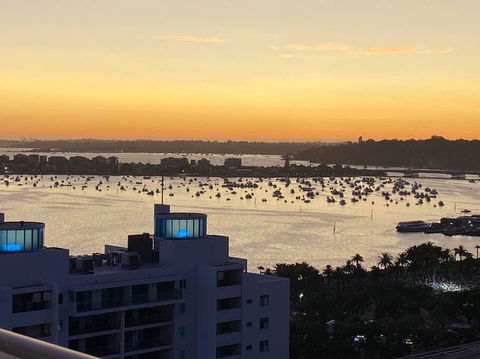 SKY GARDENS SUNSET RIVER VIEW NETFLIX WINE PARKING - Accommodation Gladstone 1