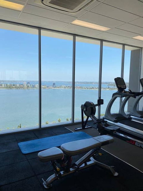 SKY GARDENS SUNSET RIVER VIEW NETFLIX WINE PARKING - Accommodation Gladstone 3