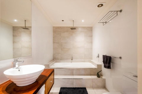 Sky Quay 6 - Accommodation Gladstone 1