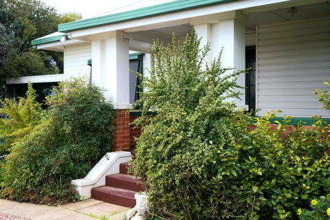 Skymirror Cottage - Accommodation Gladstone 0