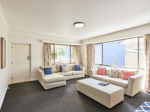 Skymirror Villa - Accommodation Gladstone 2