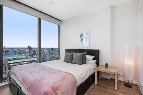 Sleek City Haven With Pool And Gym Access - Accommodation Gladstone 3