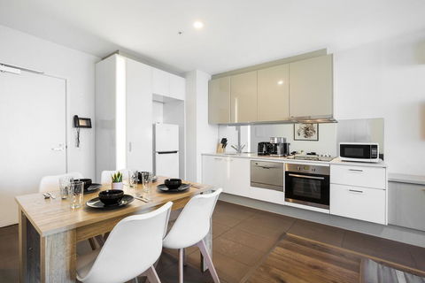 Sleek City Haven With Pool And Gym Access - Accommodation Gladstone 2