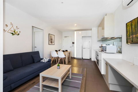 Sleek City Haven With Pool And Gym Access - Accommodation Gladstone 0