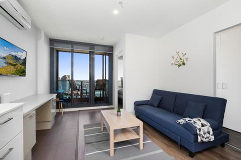 Sleek City Haven With Pool And Gym Access - Accommodation Gladstone 1