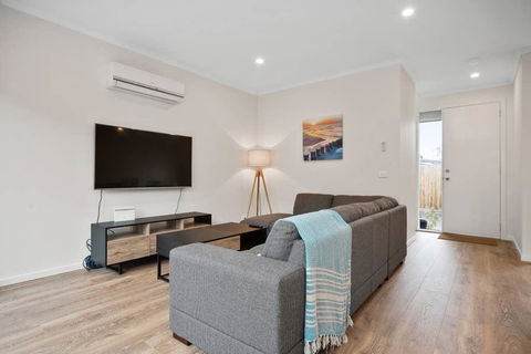 Sleek, Modern Capel Sound! - Accommodation Gladstone 3