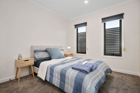 Sleek, Modern Capel Sound! - Accommodation Gladstone 1