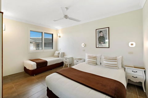 Smugglers On The Beach - Accommodation Gladstone 2