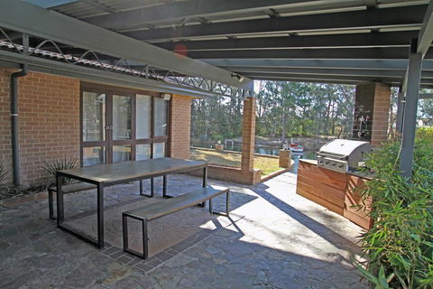 Snapper Lodge Waterfront - Accommodation Gladstone 2