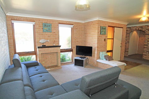 Snapper Lodge Waterfront - Accommodation Gladstone 3