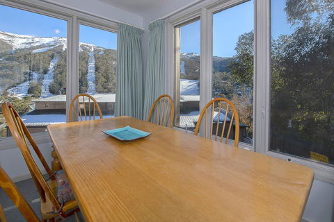 Snowman 8 - Accommodation Gladstone 1