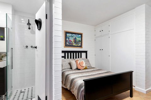 Soho Chic Apartment - Accommodation Gladstone 2