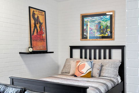 Soho Chic Apartment - Accommodation Gladstone 0