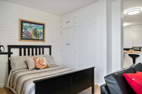 Soho Chic Apartment - Accommodation Gladstone 3