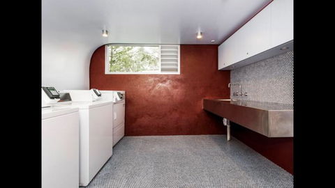 Soho Chic Apartment - Accommodation Gladstone 1